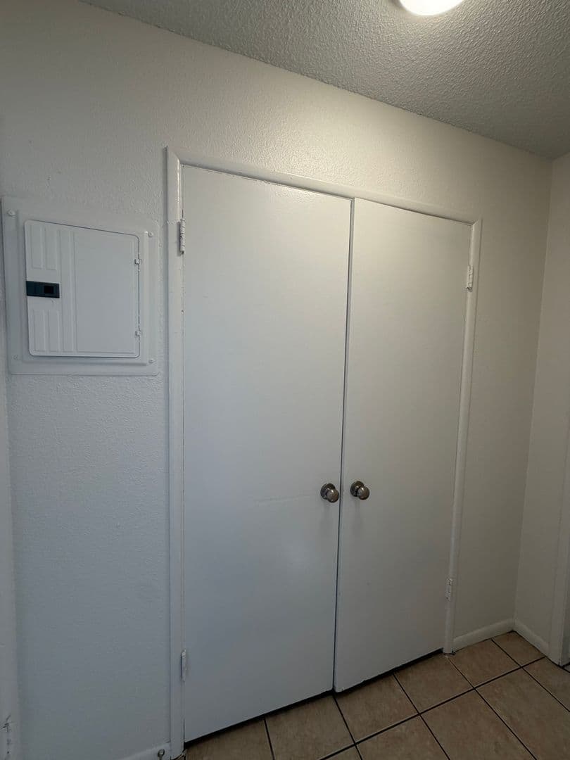 Oxnard Apartment: 240 Chester Way