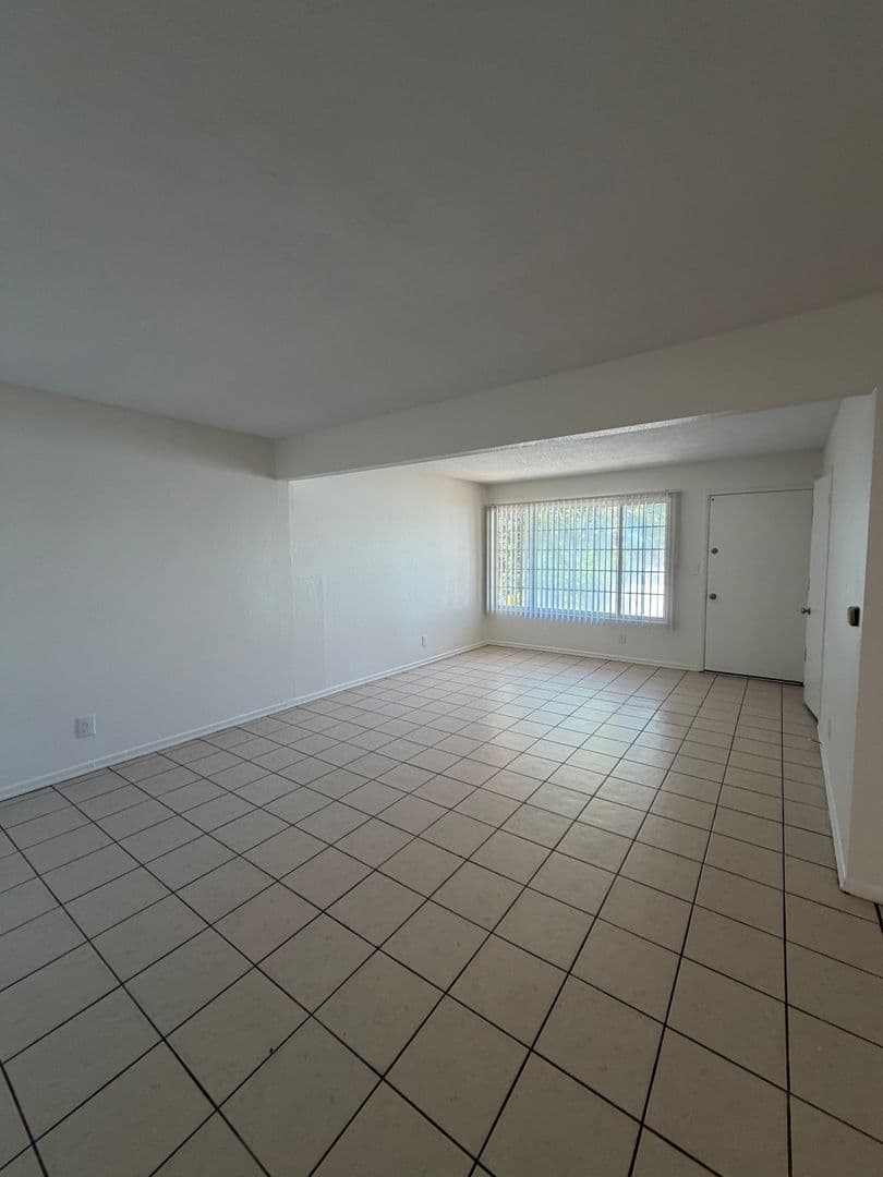 Oxnard Apartment: 240 Chester Way