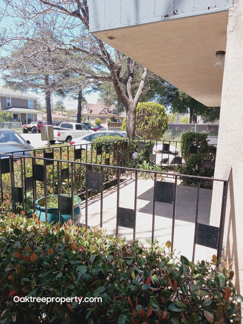 Oxnard Apartment: 220 South E Street