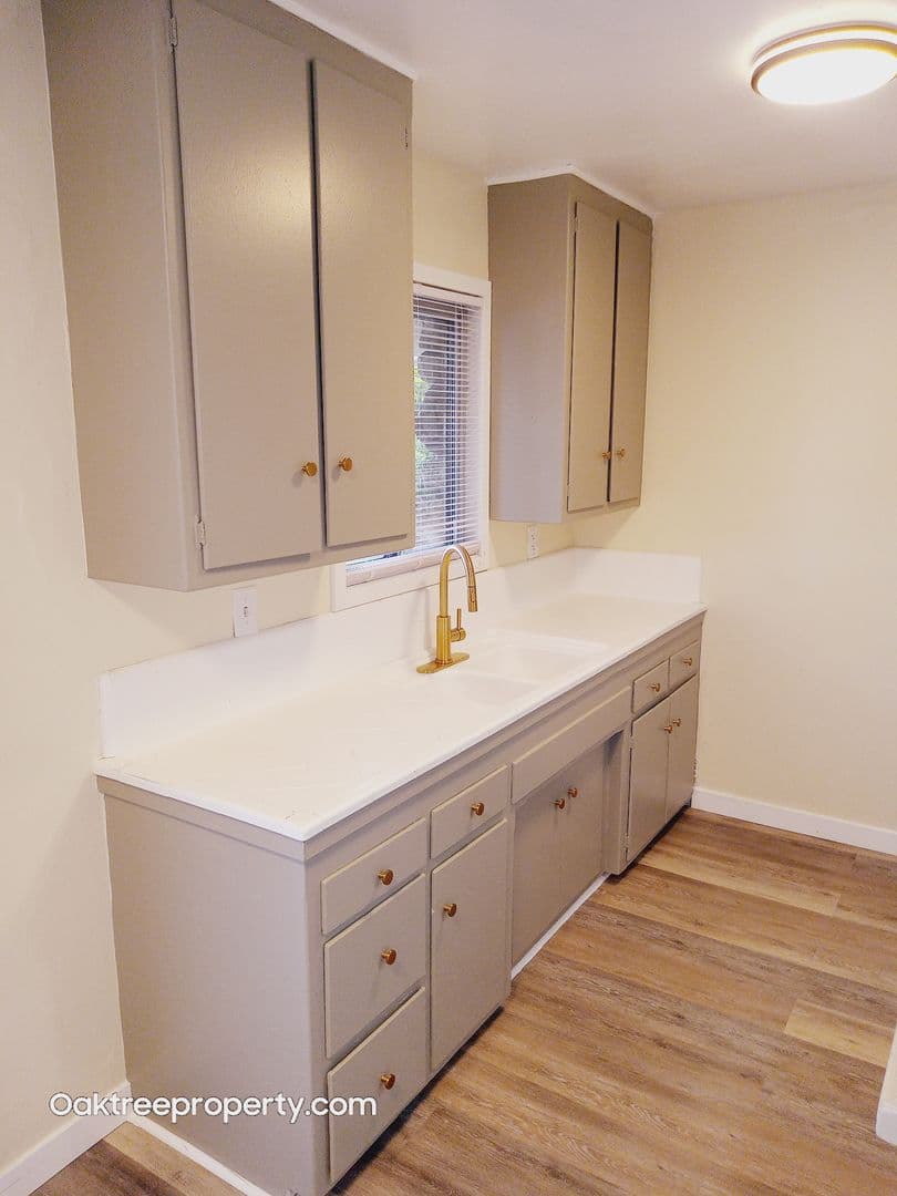 Oxnard Apartment: 220 South E Street