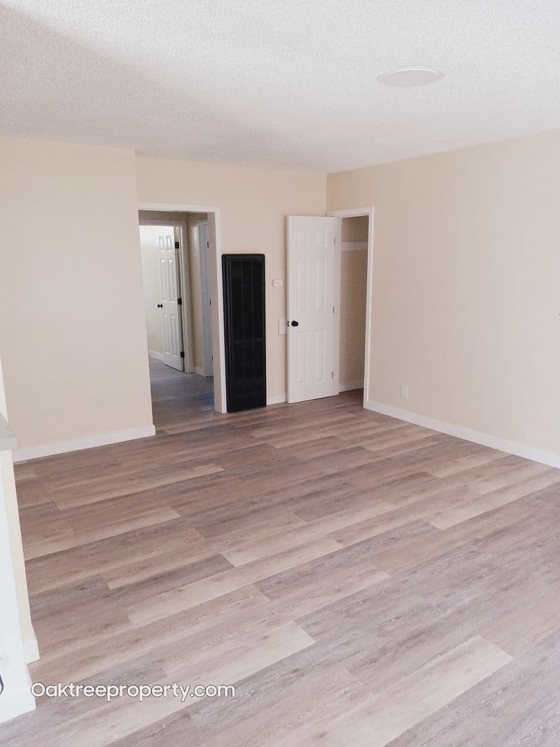 Oxnard Apartment: 220 South E Street