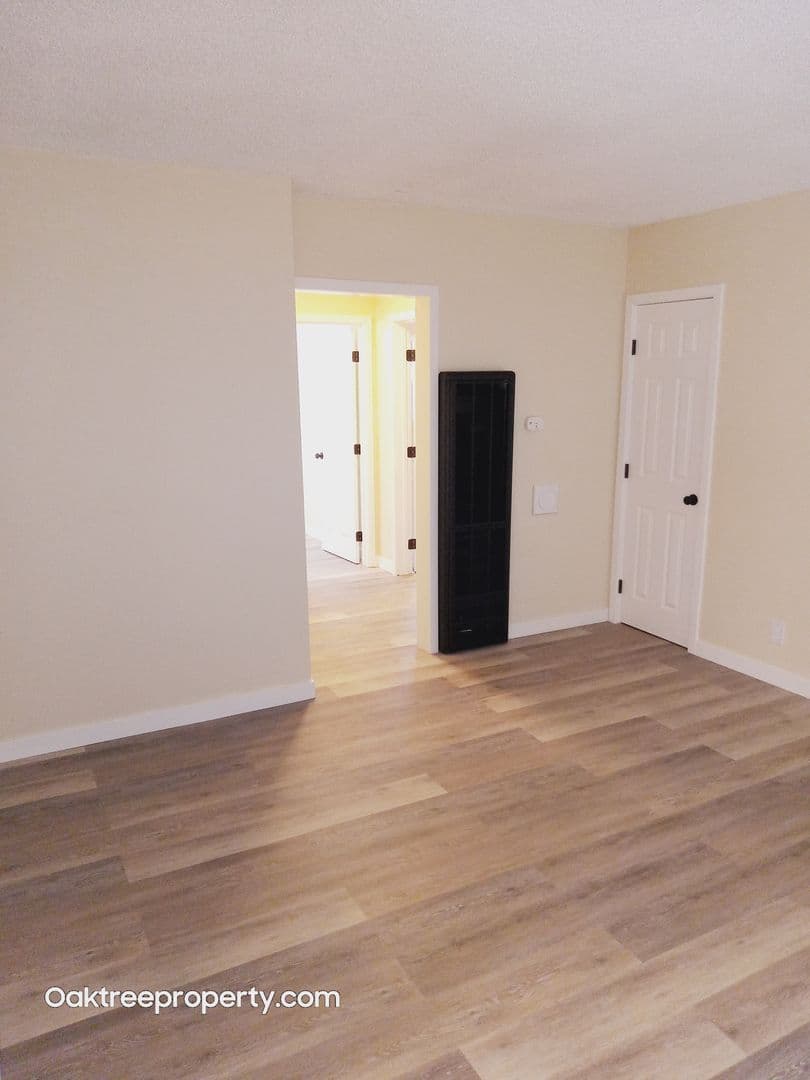 Oxnard Apartment: 220 South E Street