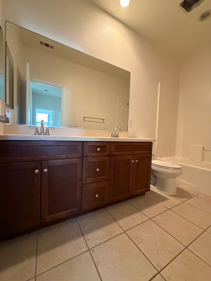 Oxnard House: 3207 Lisbon Lane