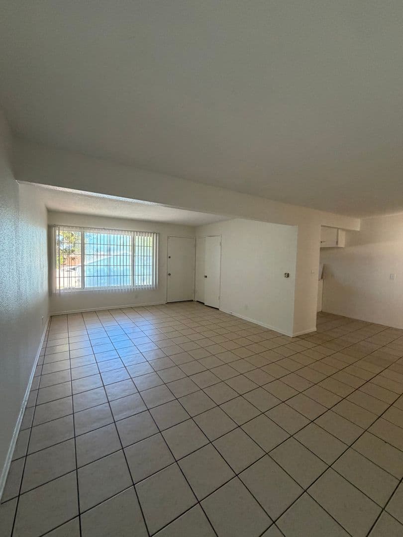 Oxnard Apartment: 240 Chester Way