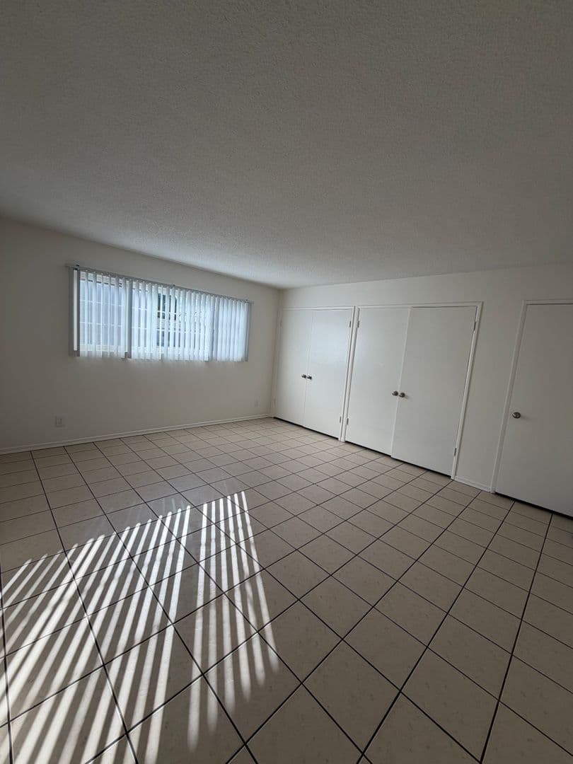 Oxnard Apartment: 240 Chester Way