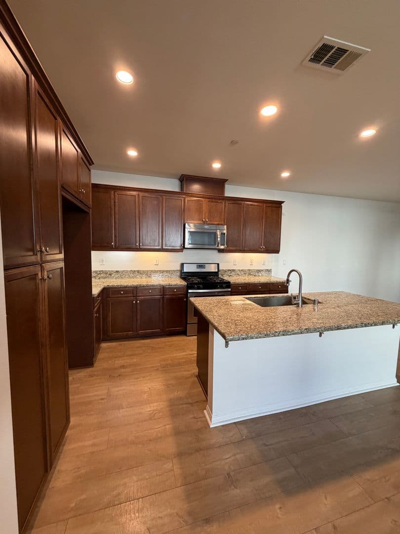 Oxnard House: 3207 Lisbon Lane