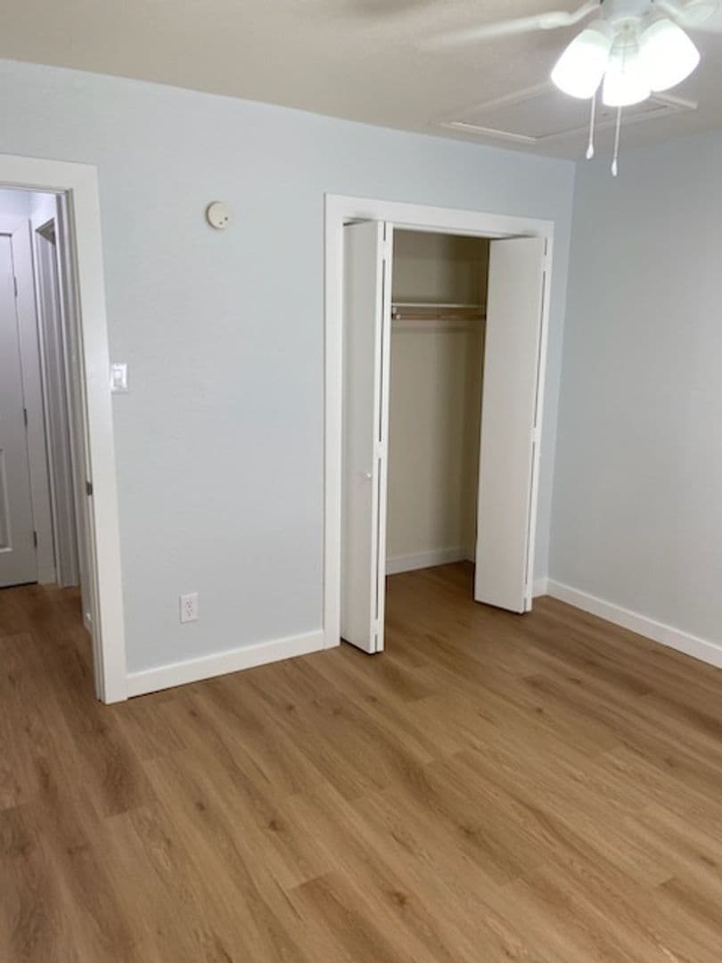 Sealy Apartment: 203 Maler Rd