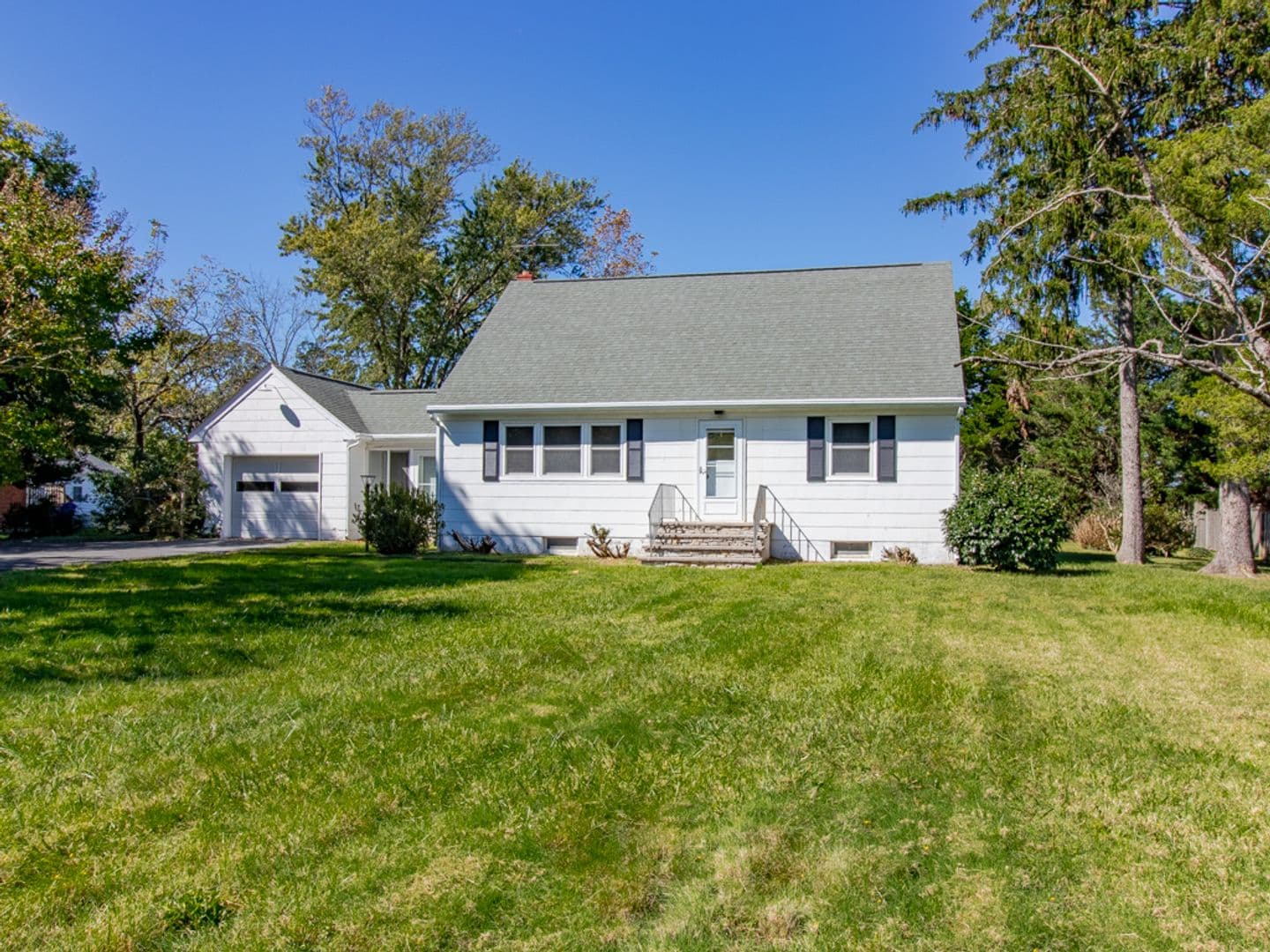 Lewes House: 1517 Savannah Rd