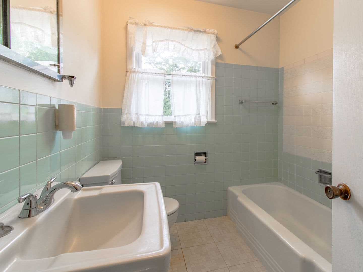 Lewes House: 1517 Savannah Rd
