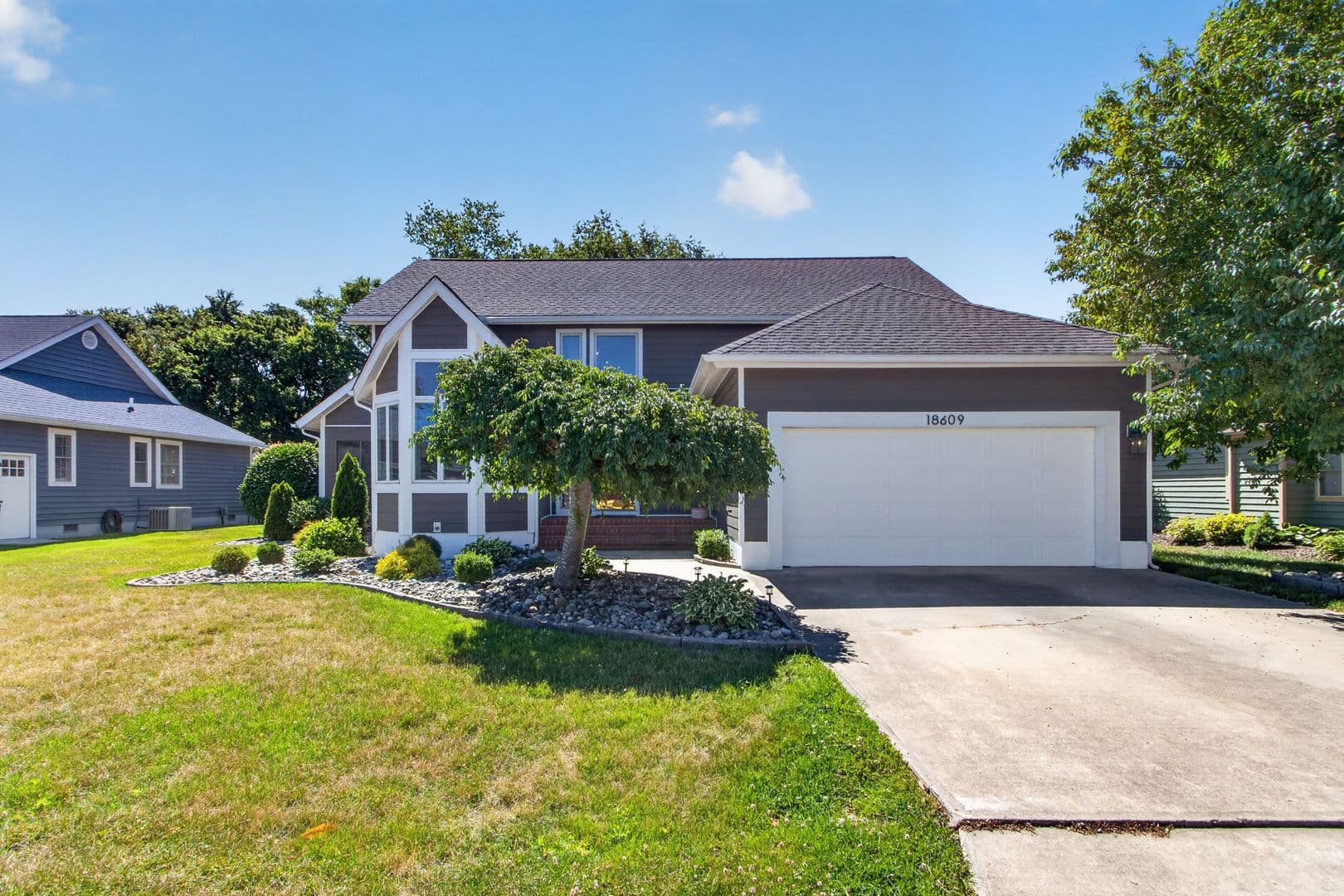 Lewes House: 18609 Broadfield Drive