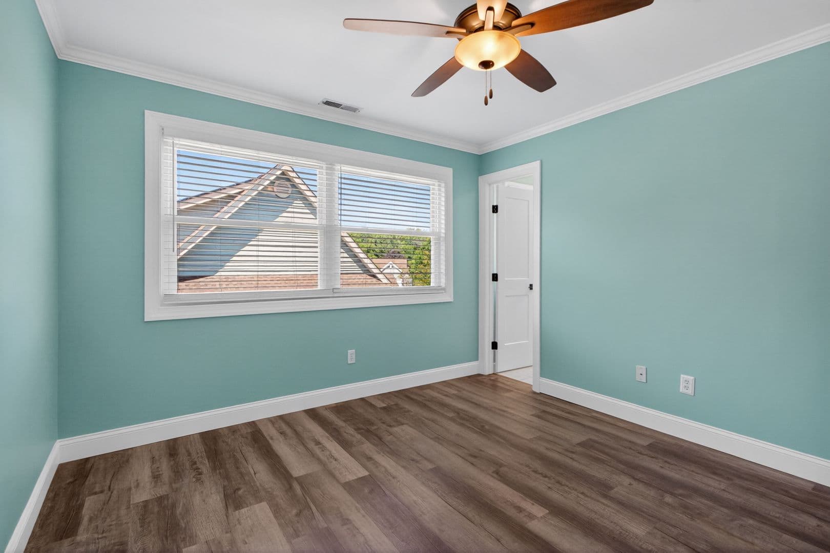 Lewes House: 18609 Broadfield Drive
