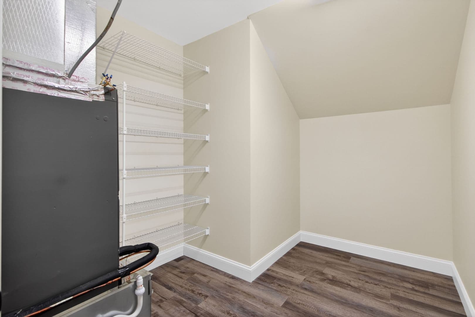 Lewes House: 18609 Broadfield Drive