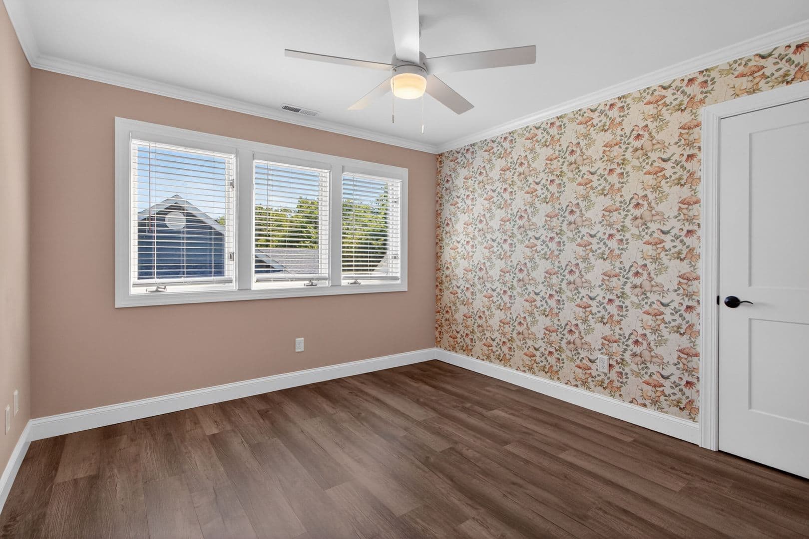 Lewes House: 18609 Broadfield Drive