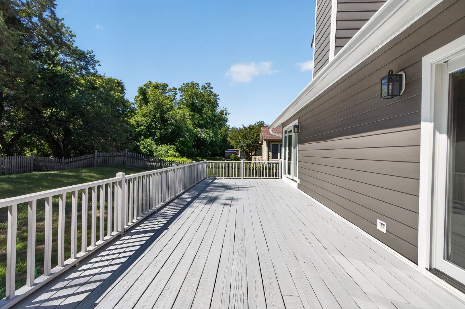 Lewes House: 18609 Broadfield Drive