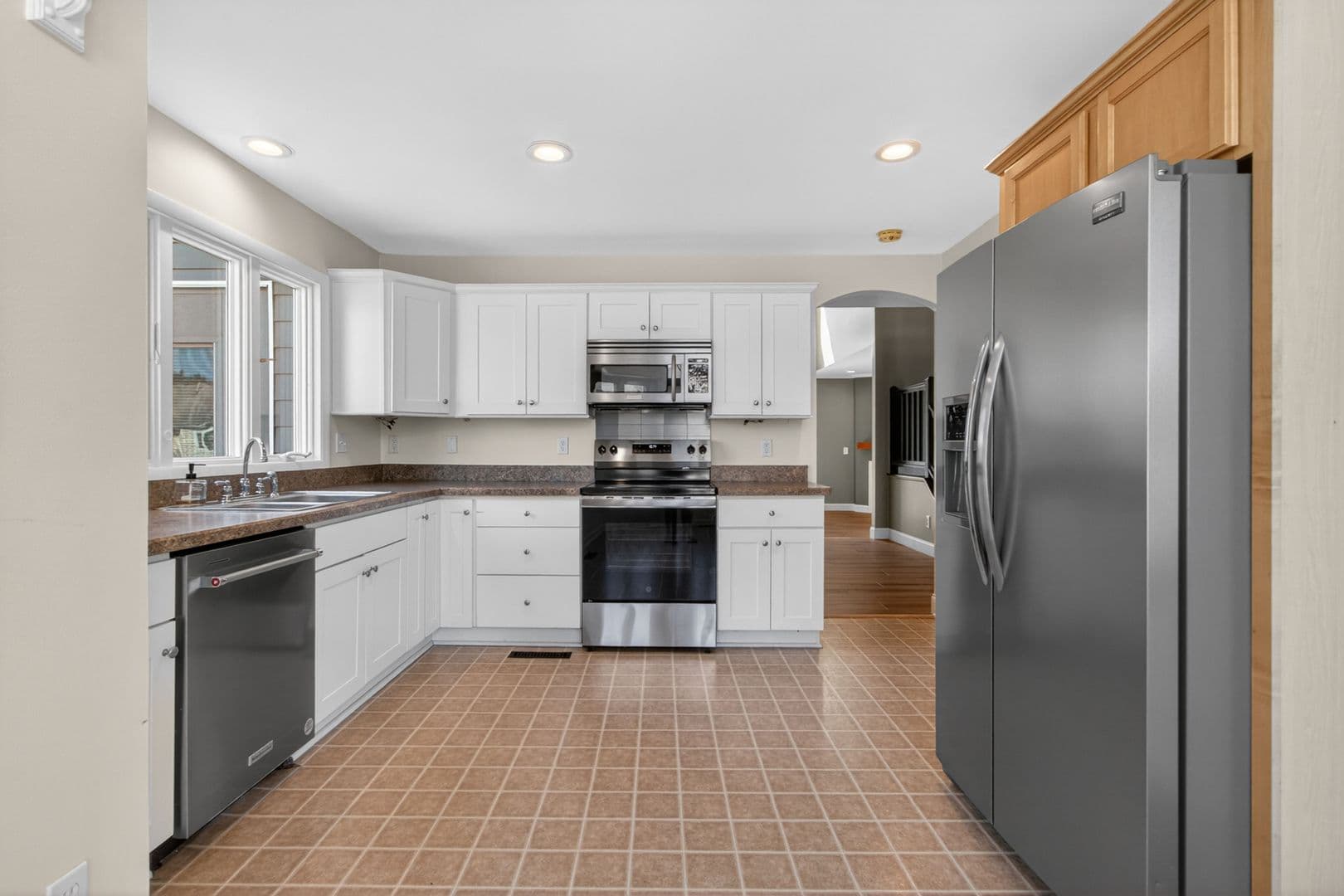 Lewes House: 18609 Broadfield Drive