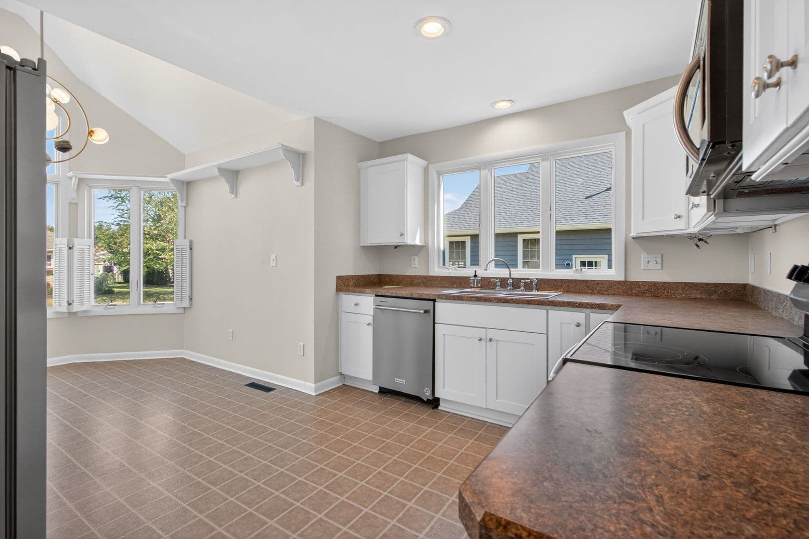 Lewes House: 18609 Broadfield Drive