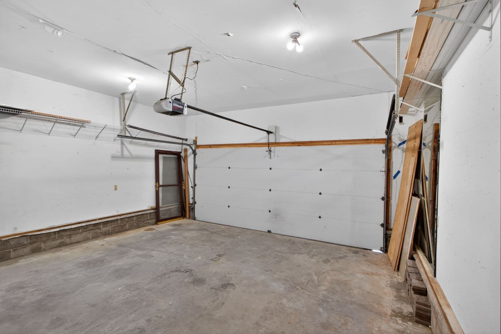 Lewes House: 18609 Broadfield Drive