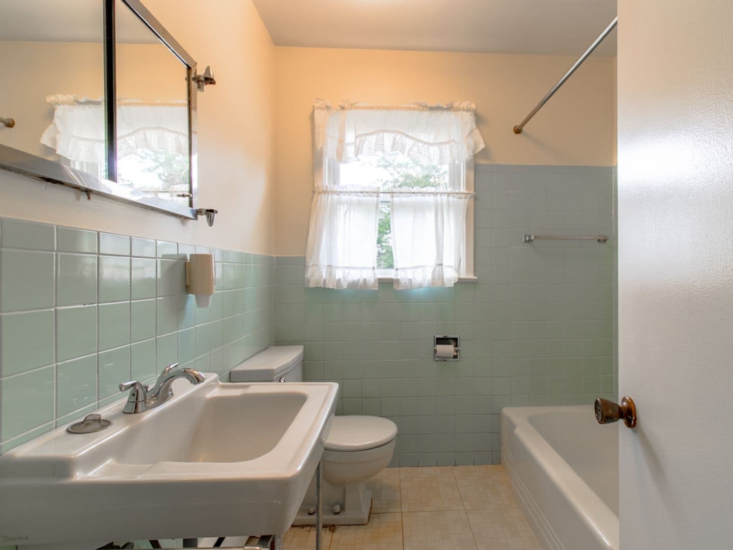 Lewes House: 1517 Savannah Rd