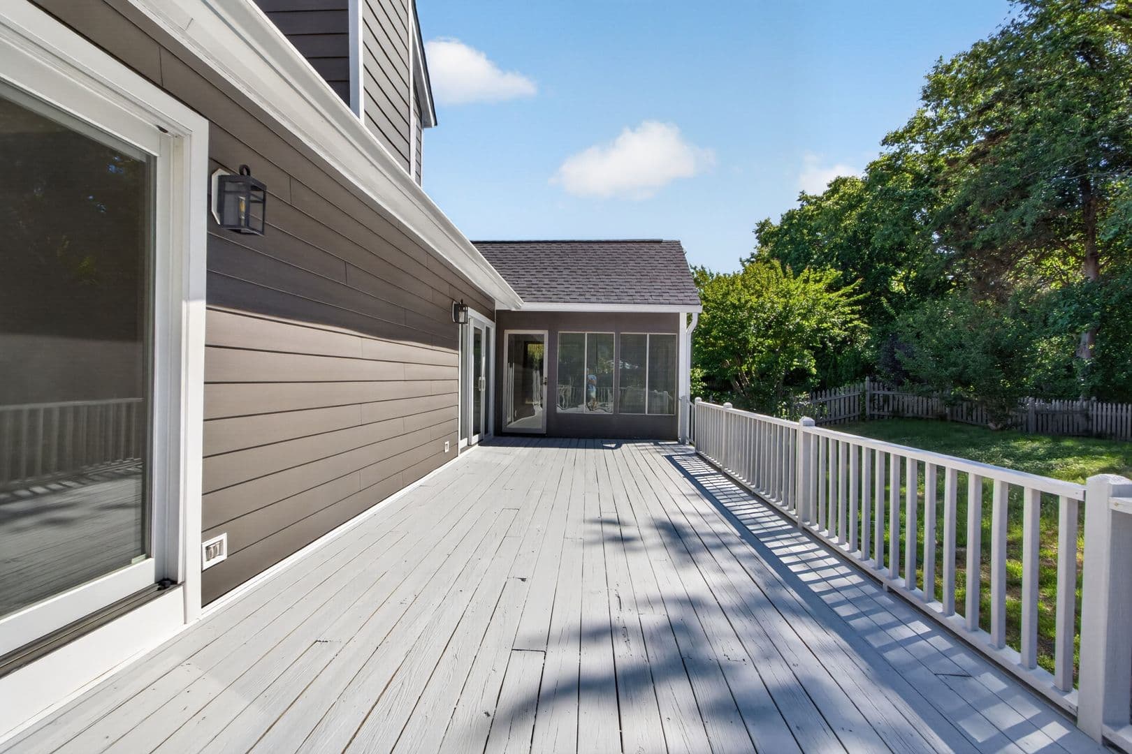 Lewes House: 18609 Broadfield Drive