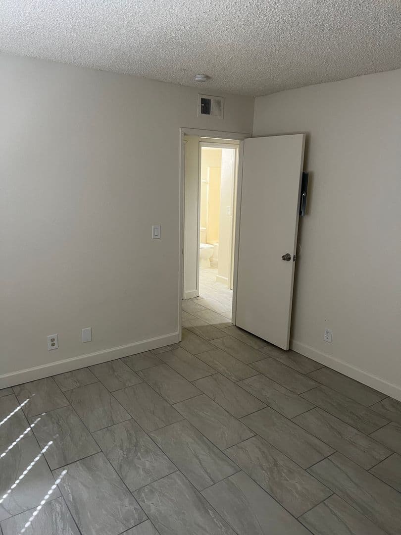 Las Vegas Apartment: 4841 E. Craig Rd. #A