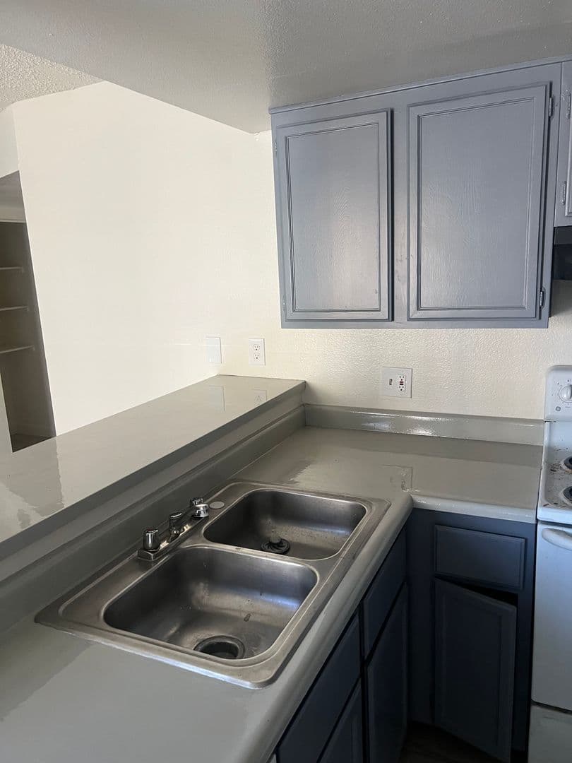 Las Vegas Apartment: 4841 E. Craig Rd. #A