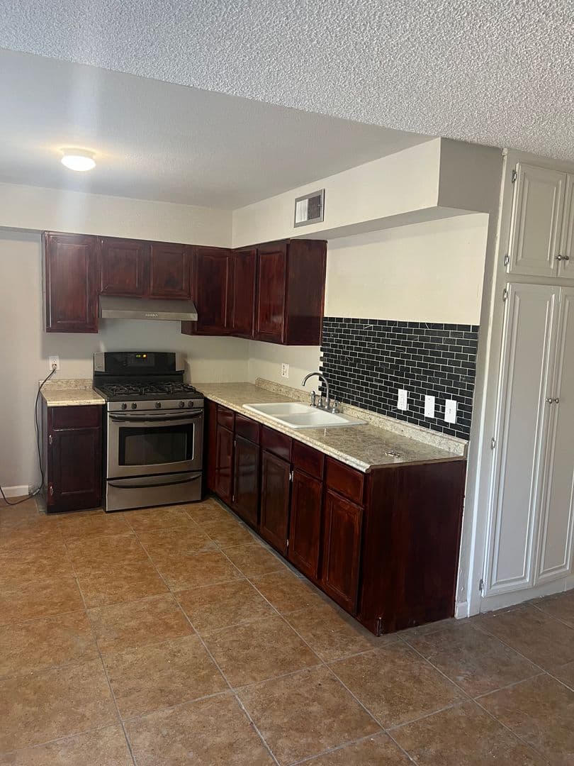 N. Las Vegas Townhome: 3503 Mercury St. #B