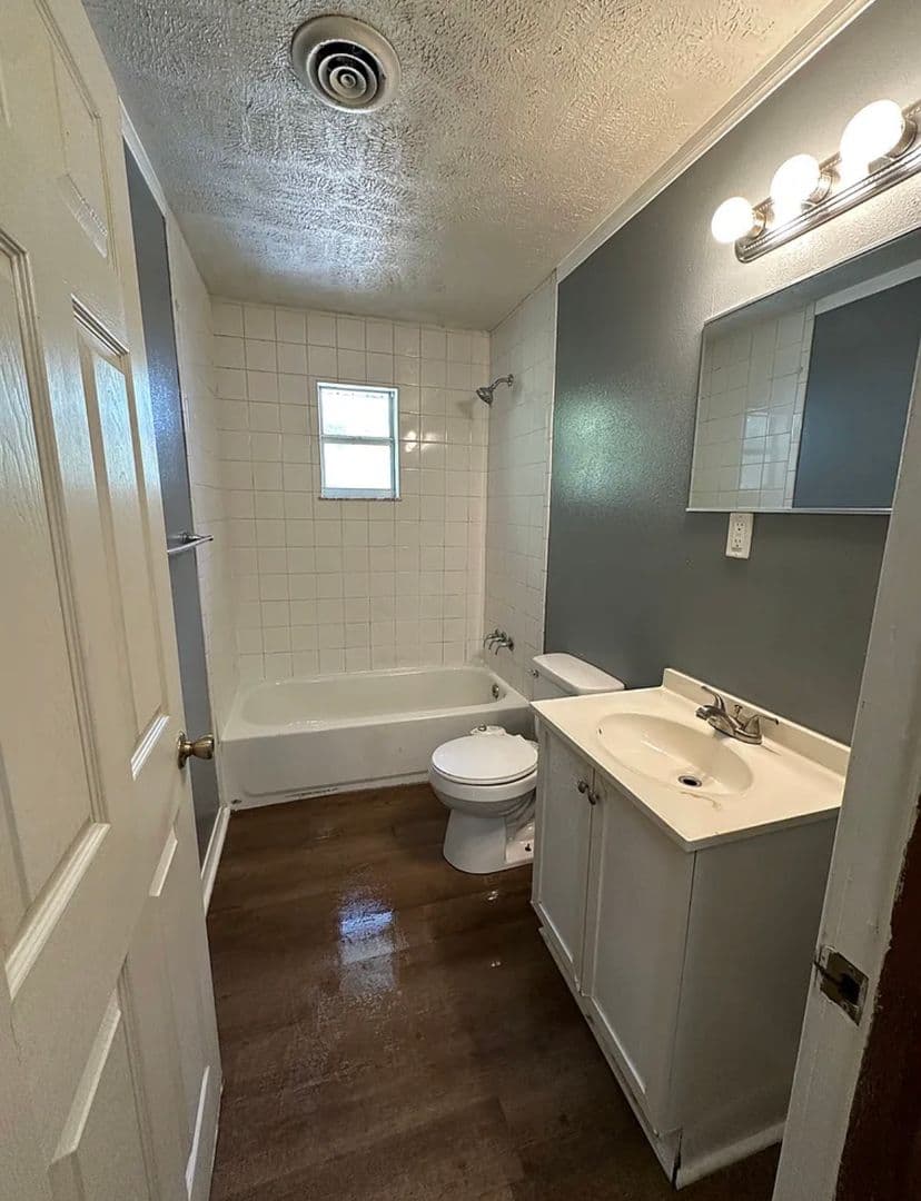 Ocala House: 1217 NE 14th St