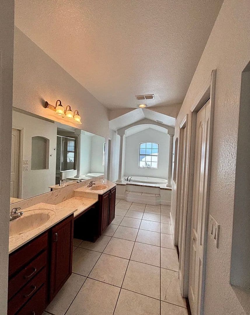Ocala House: 331 Marion Oaks Trl