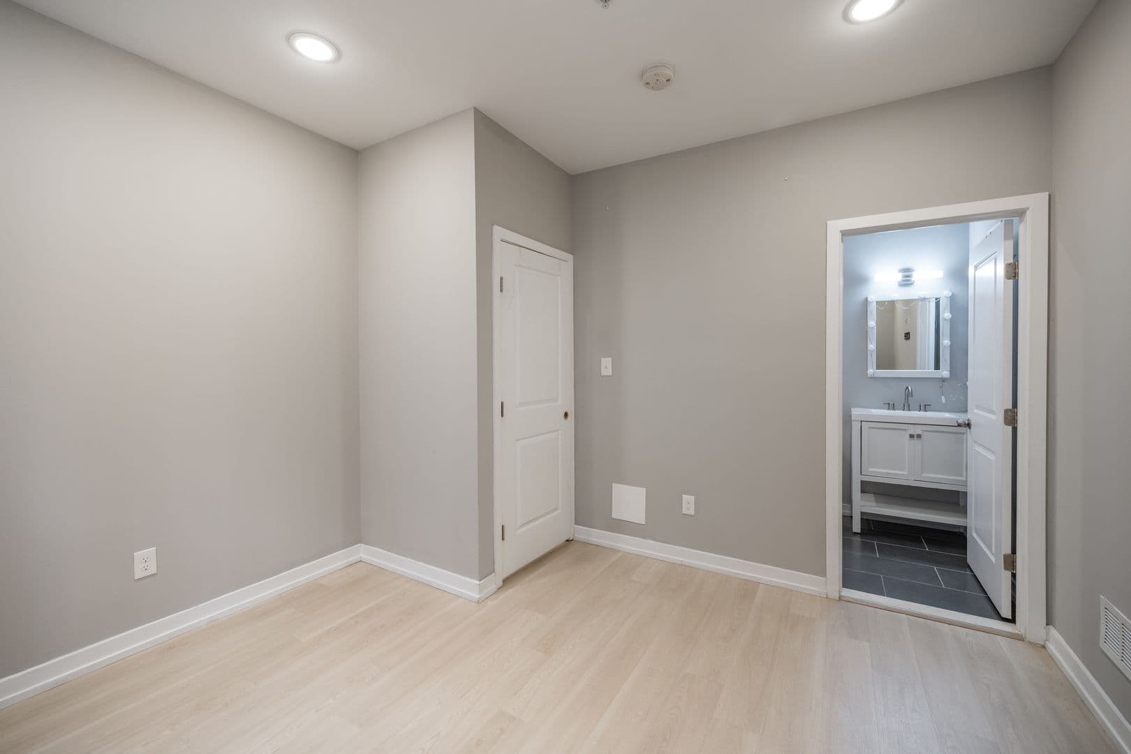 Philadelphia Apartment: 2428 Jasper Street
