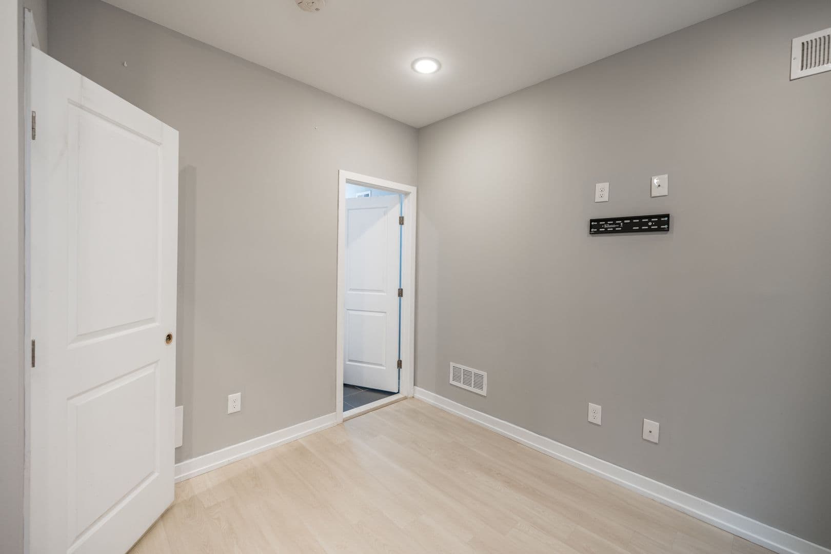 Philadelphia Apartment: 2428 Jasper Street
