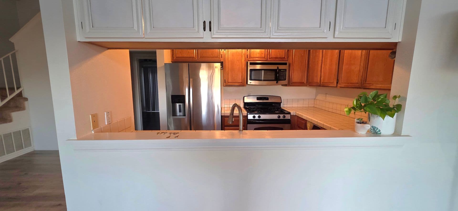 Thousand Oaks Townhome: 825 Warwick Ave