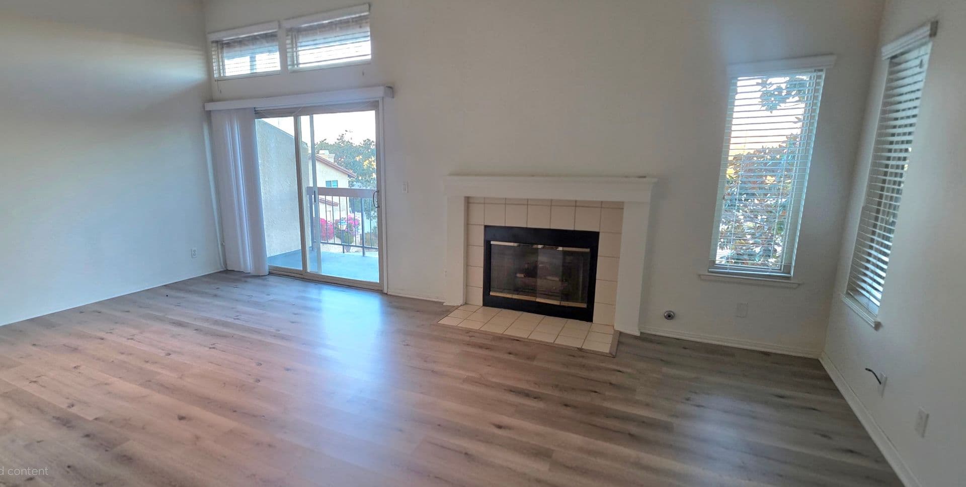 Thousand Oaks Townhome: 825 Warwick Ave