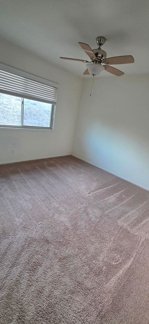 Thousand Oaks Townhome: 825 Warwick Ave