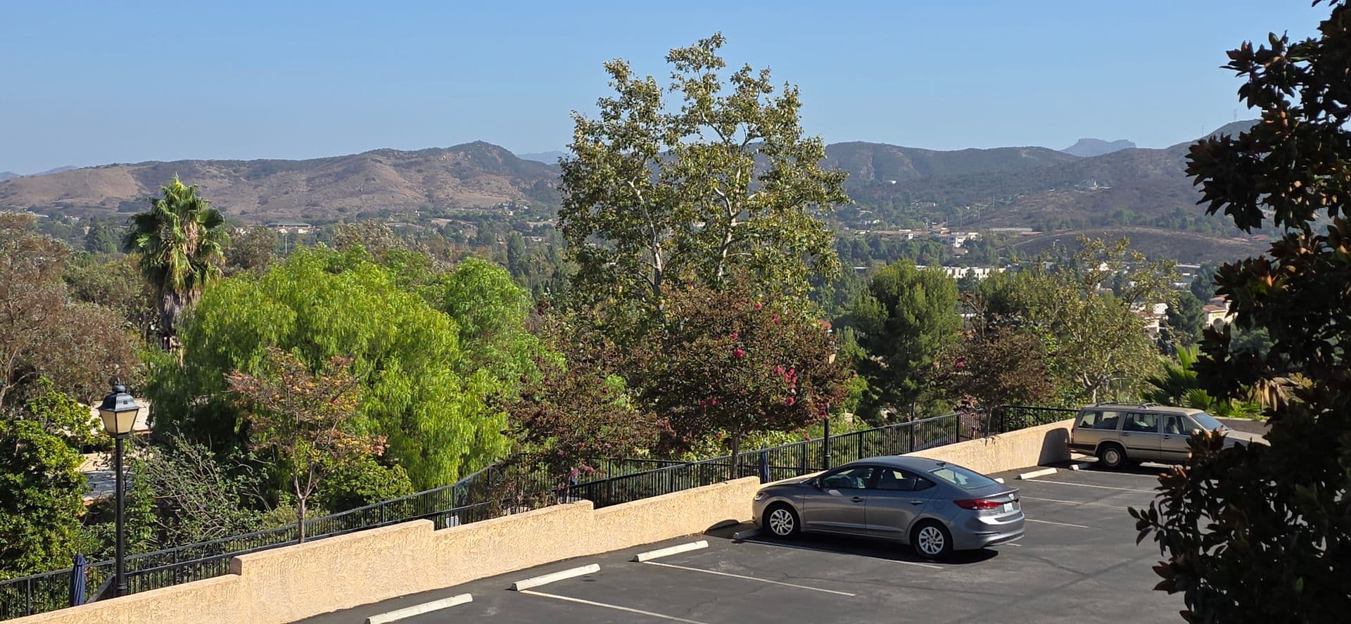 Thousand Oaks Townhome: 825 Warwick Ave