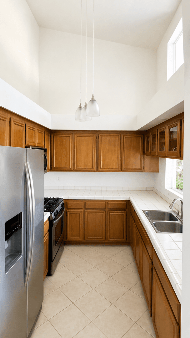 Thousand Oaks Townhome: 825 Warwick Ave