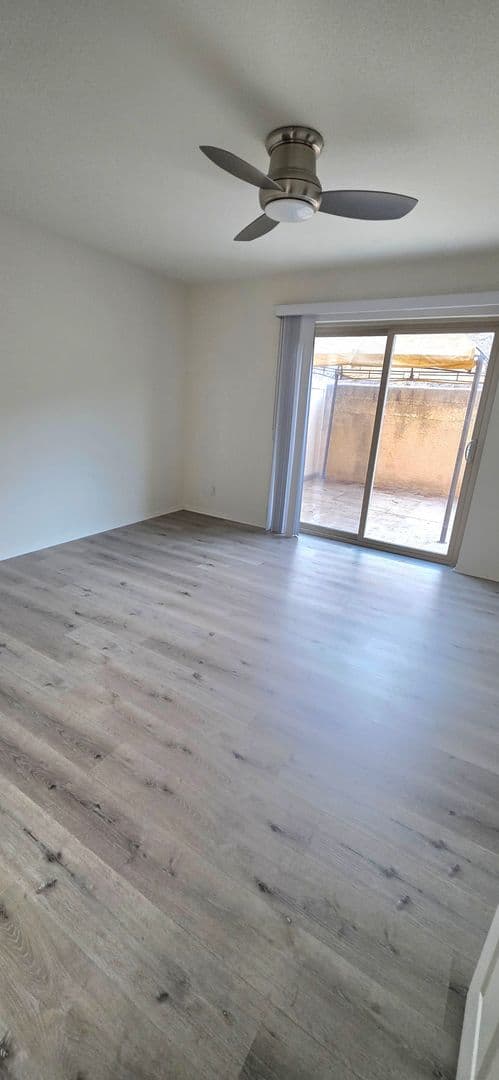 Thousand Oaks Townhome: 825 Warwick Ave