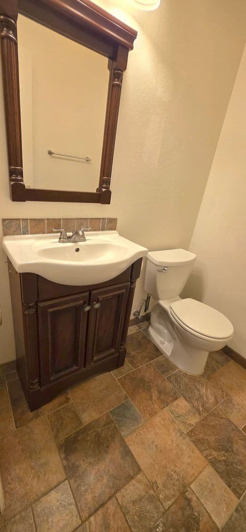 Thousand Oaks Townhome: 825 Warwick Ave