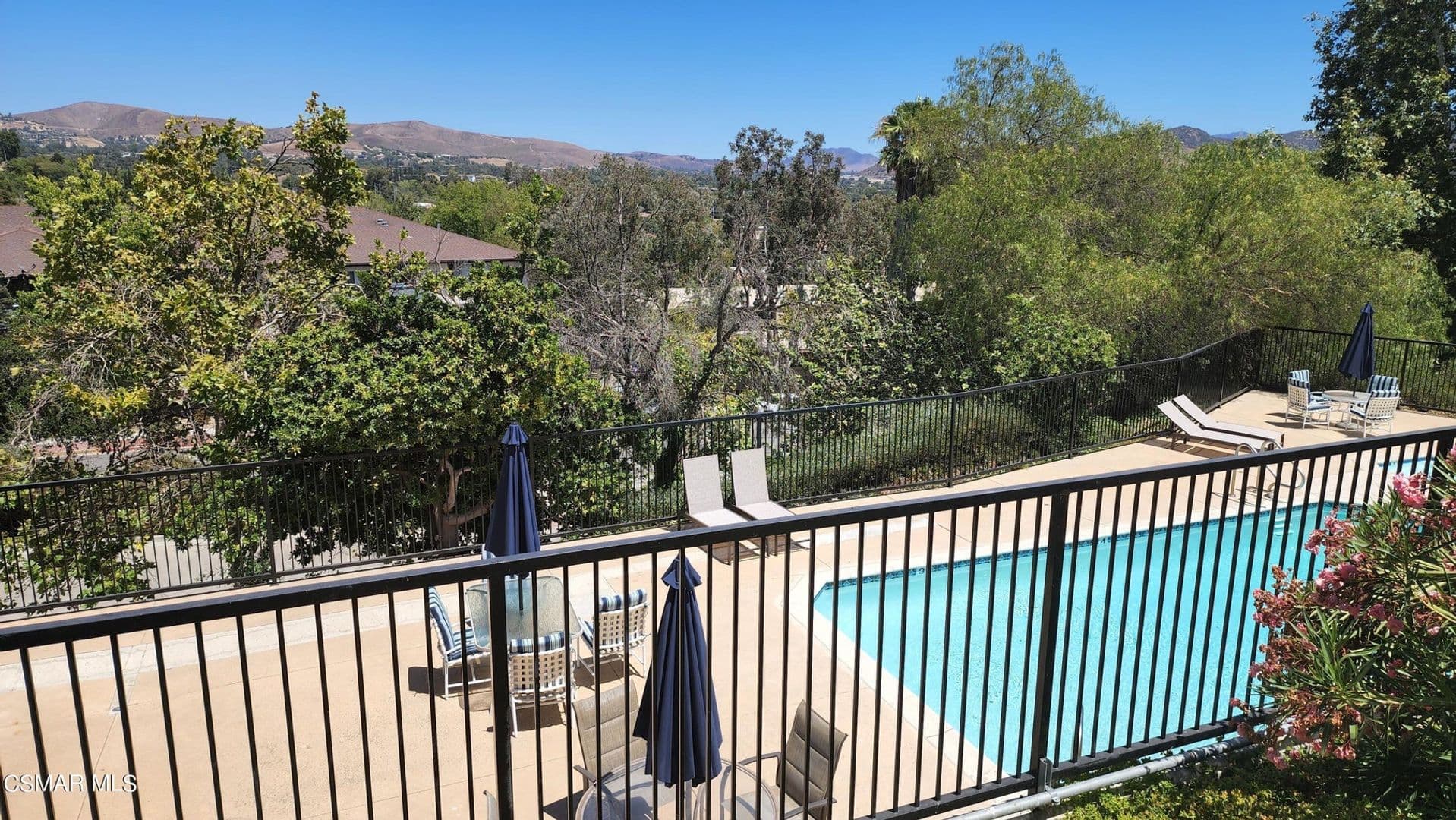 Thousand Oaks Townhome: 825 Warwick Ave