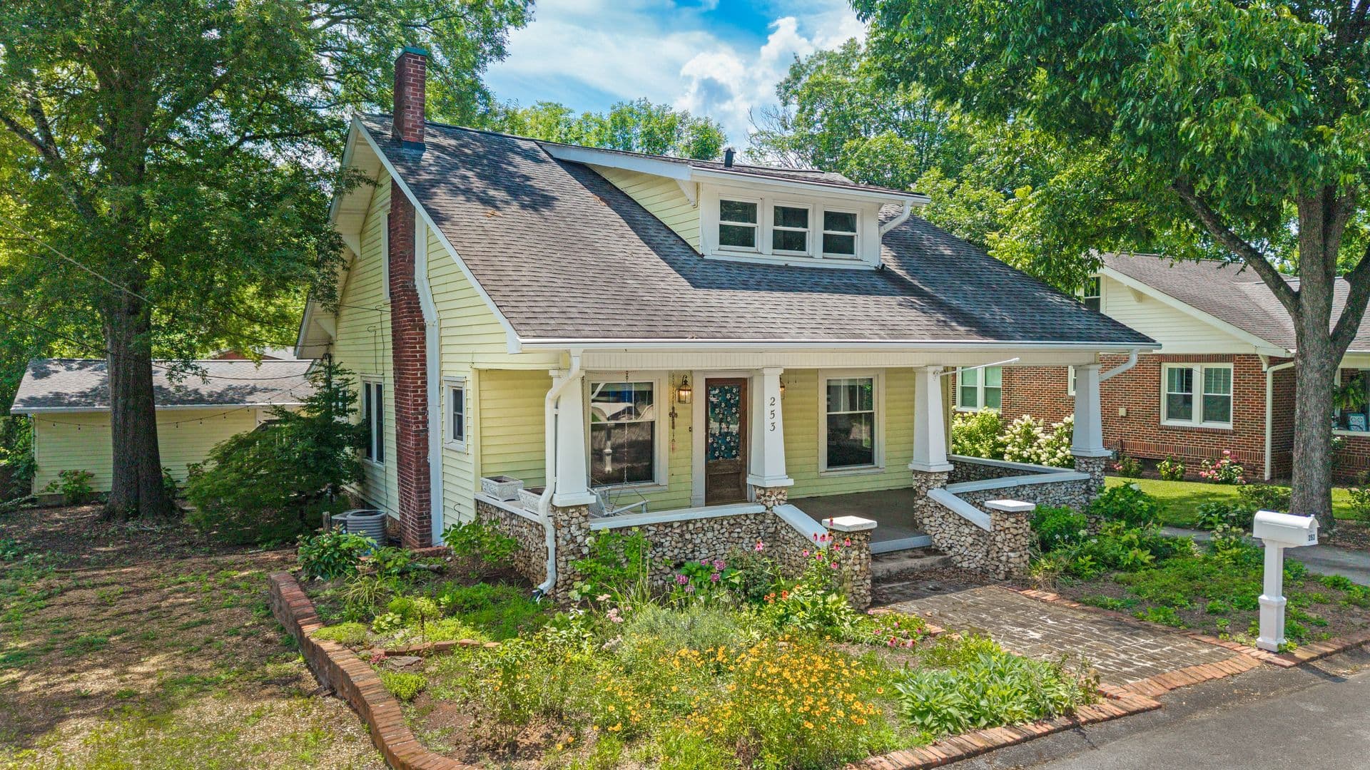 Cleveland House: 253 15th St Nw