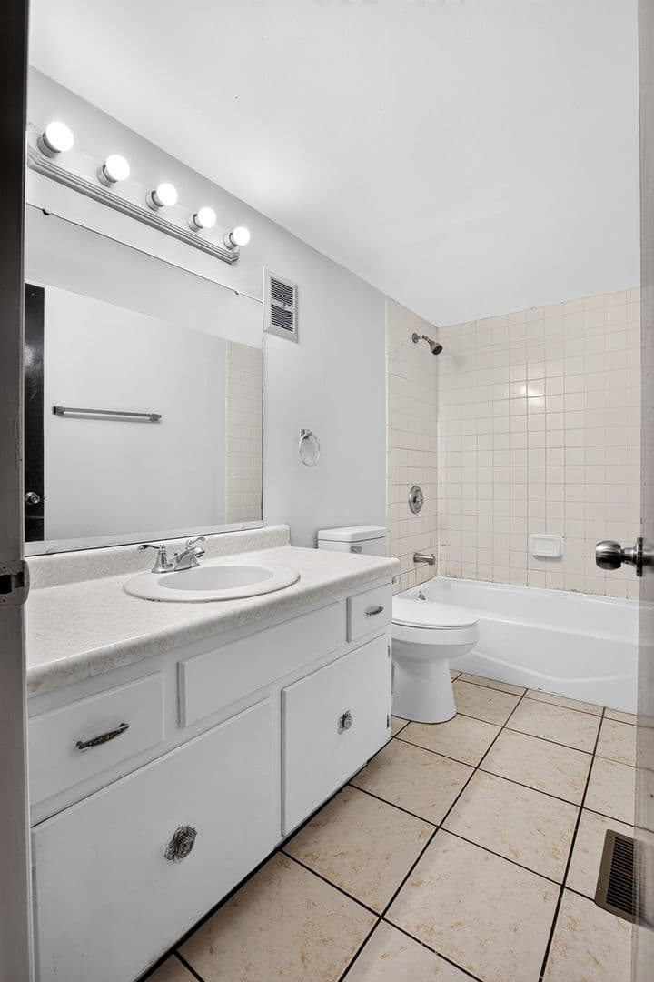 Cleveland Apartment: 3620 N Ocoee St