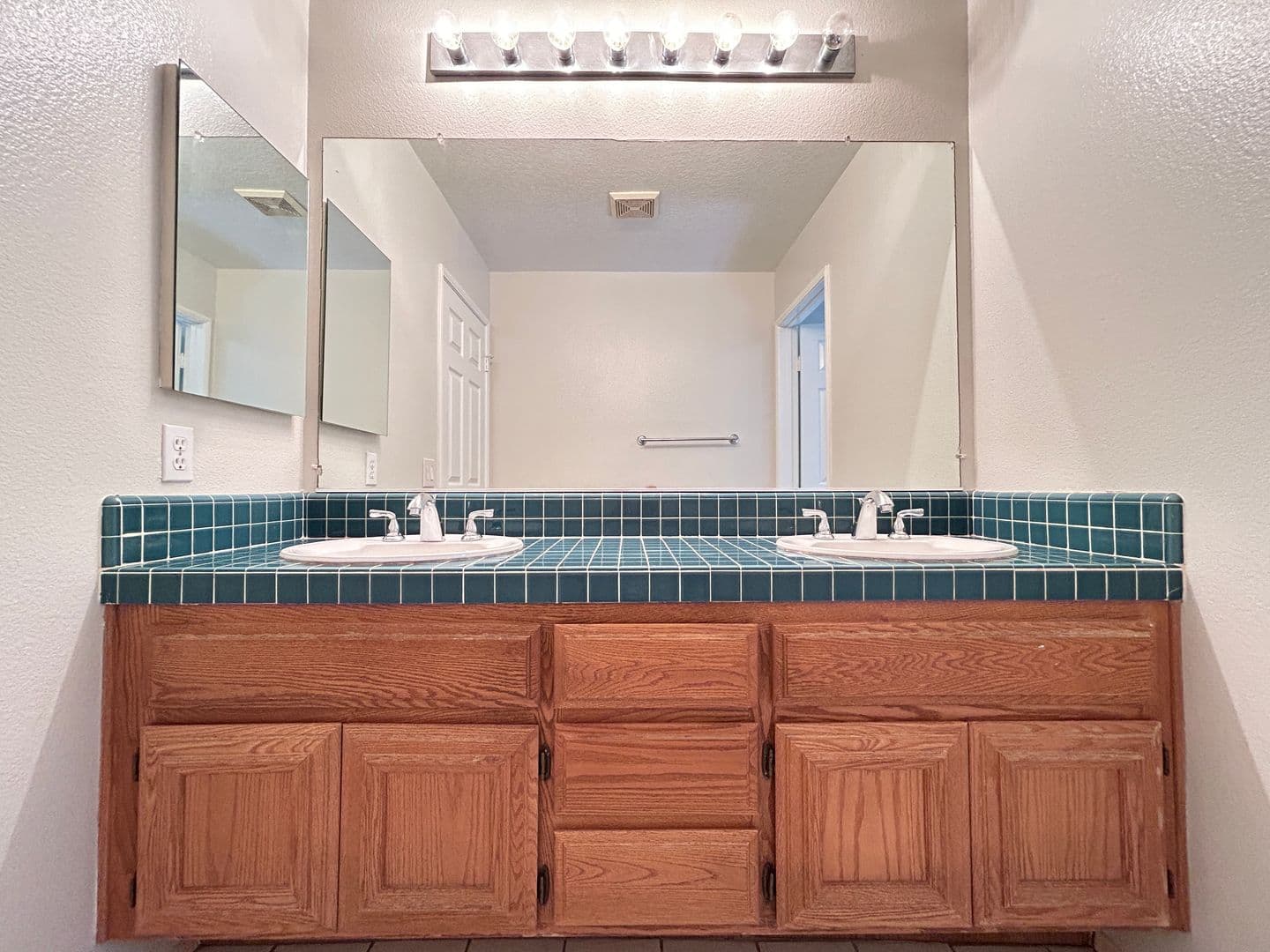 Orange House: 8132 E Hillsdale Drive