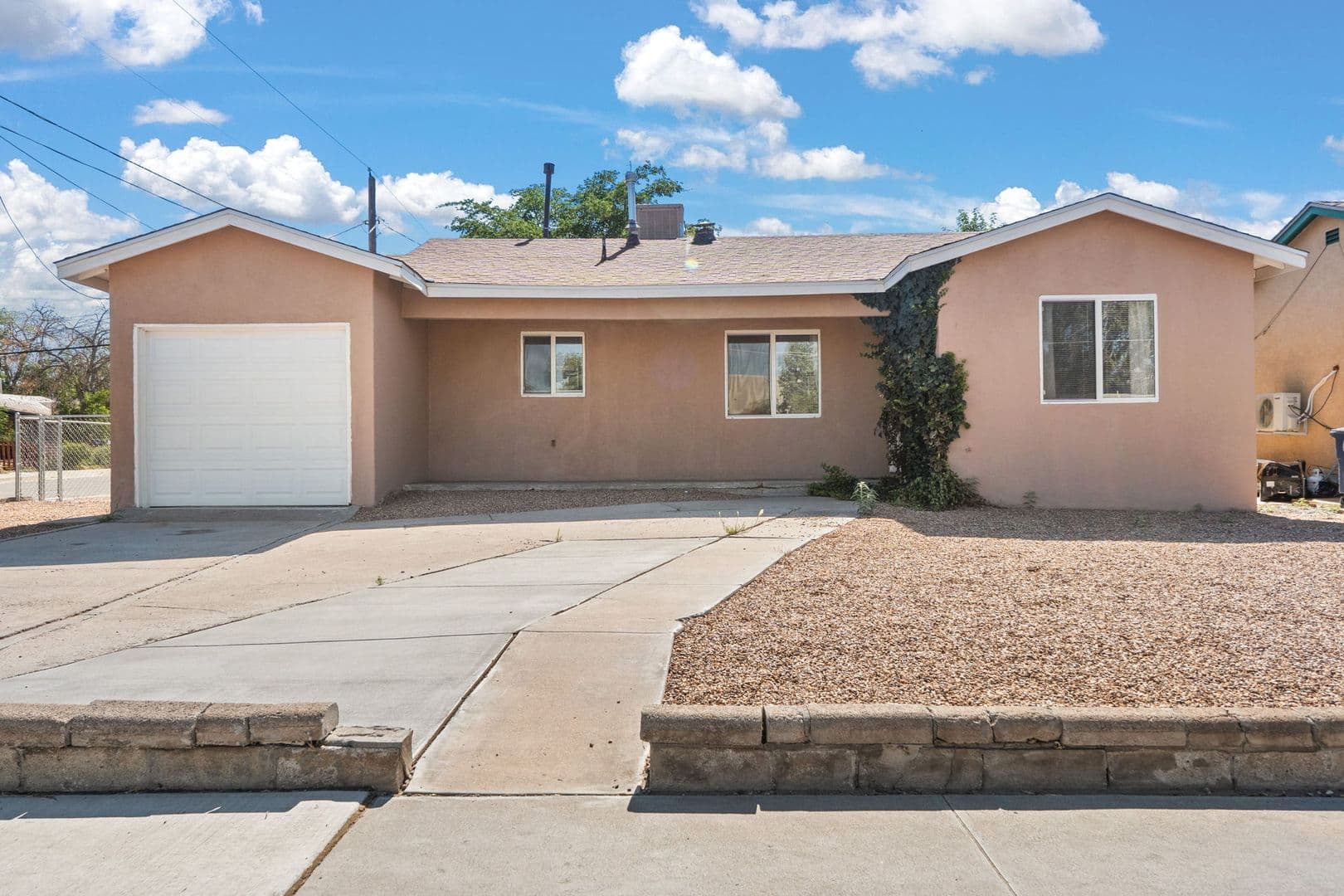 Albuquerque House: 2210 Broadway Blvd NE