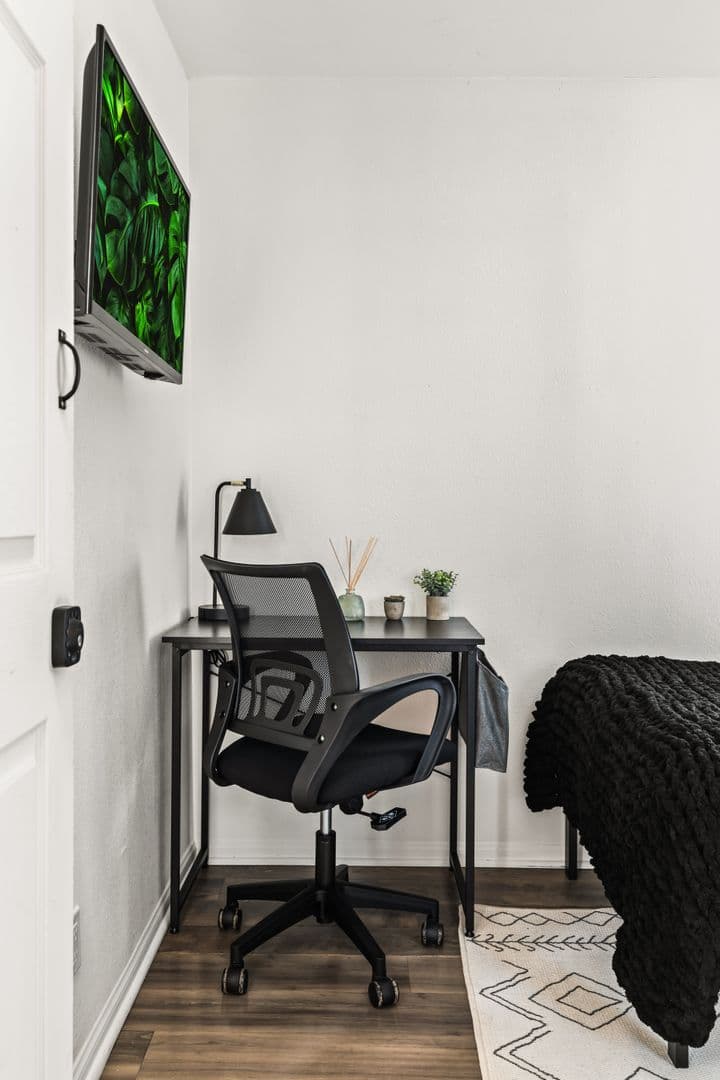 Los Angeles Apartment: 1823 Pelham 8