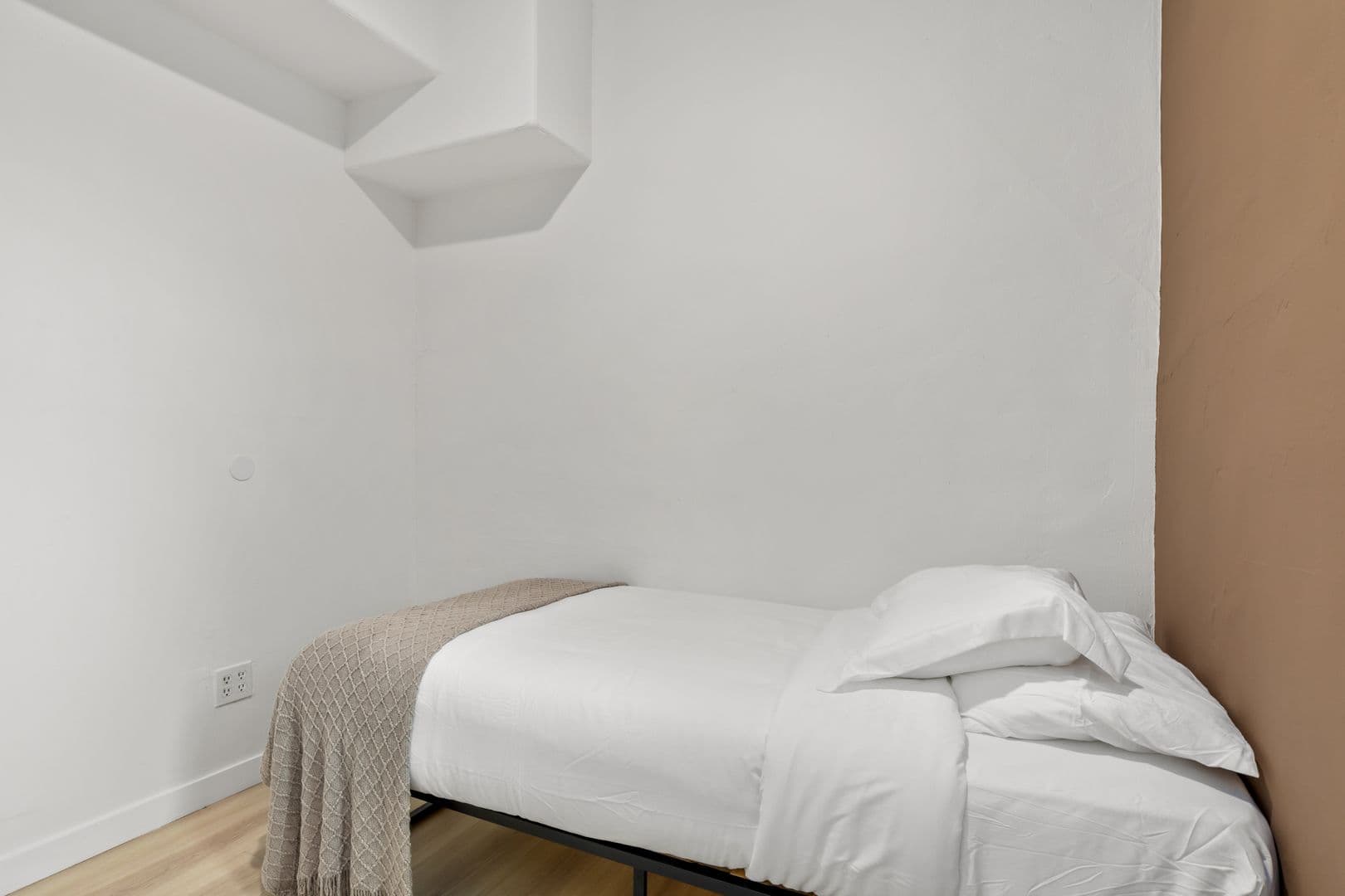 Los Angeles Apartment: 840 Hilgard Ave