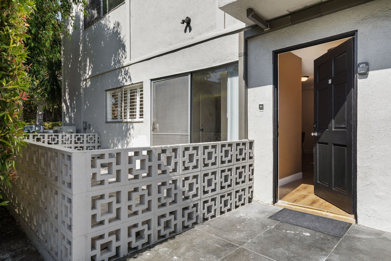 Los Angeles Apartment: 1700 Malcolm Avenue