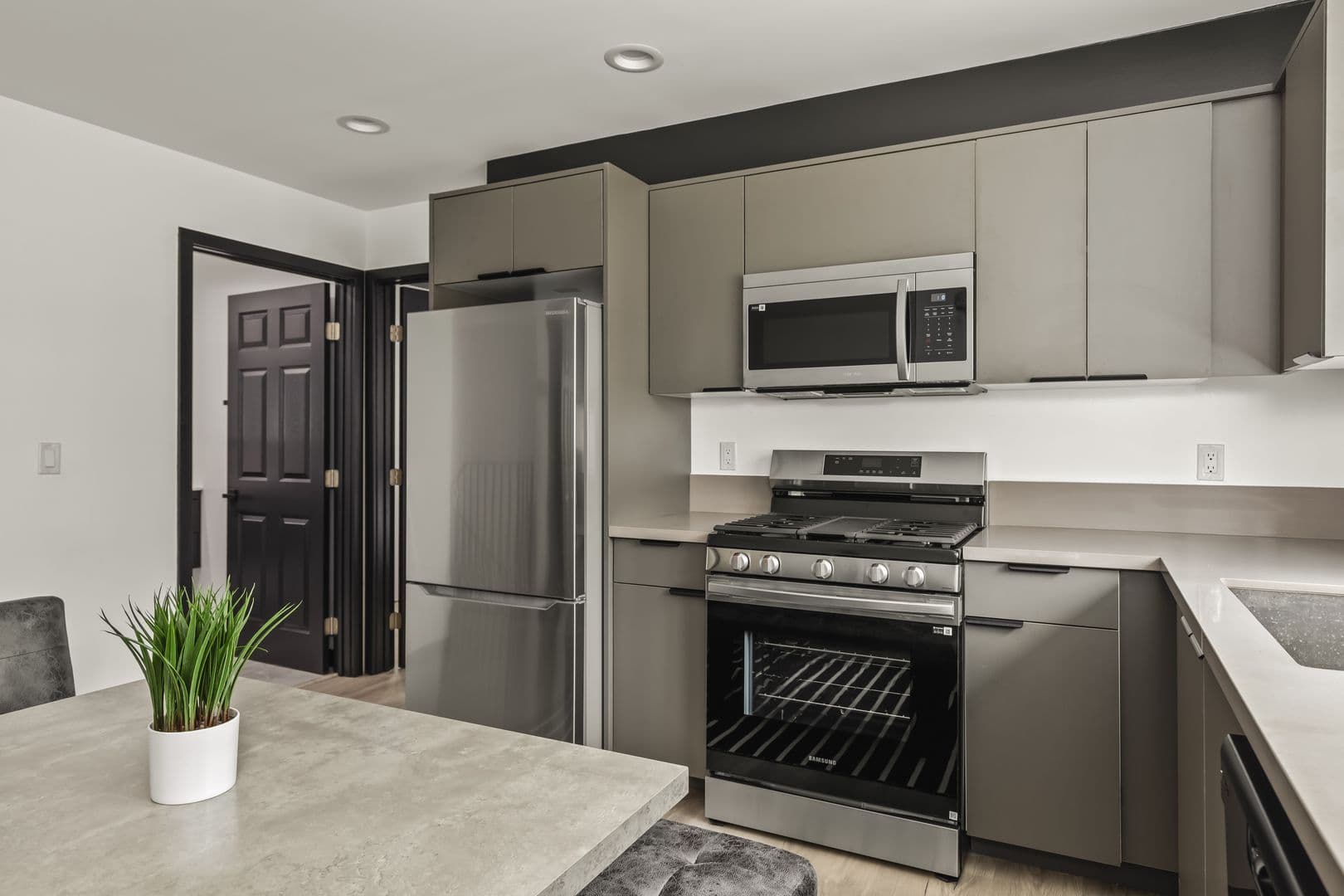 Los Angeles Apartment: 842 Hilgard Ave