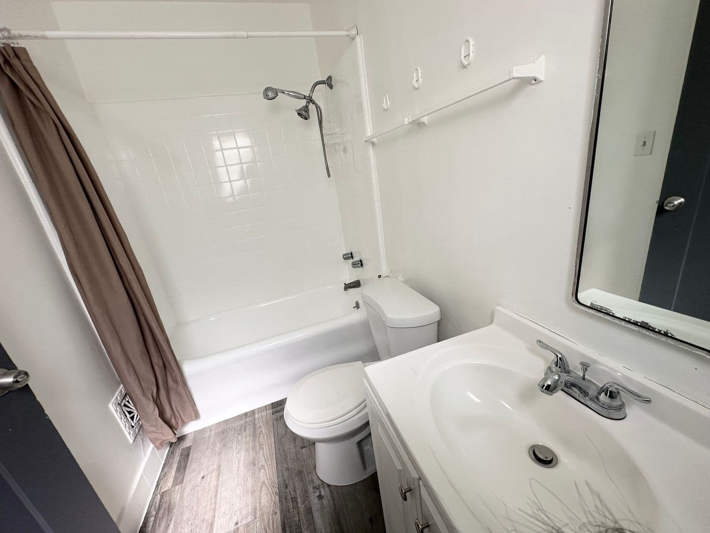 Los Angeles Apartment: 832 Hilgard Ave