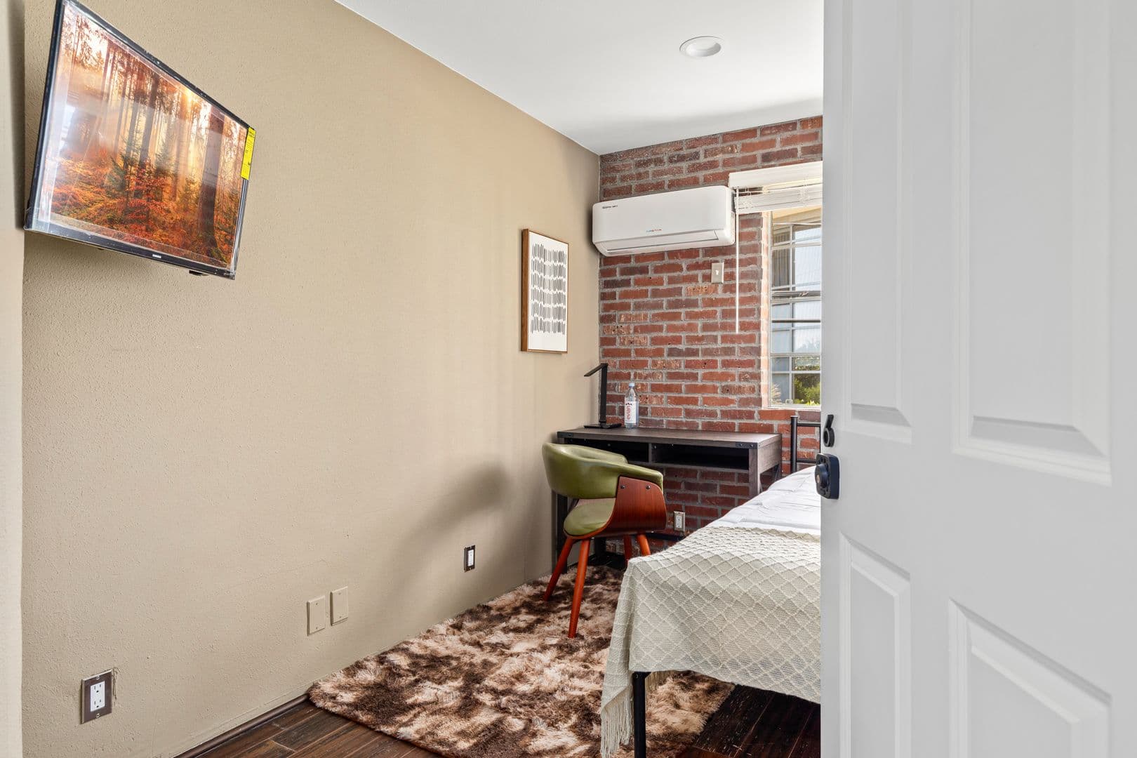 Los Angeles Apartment: 10777 Ashton