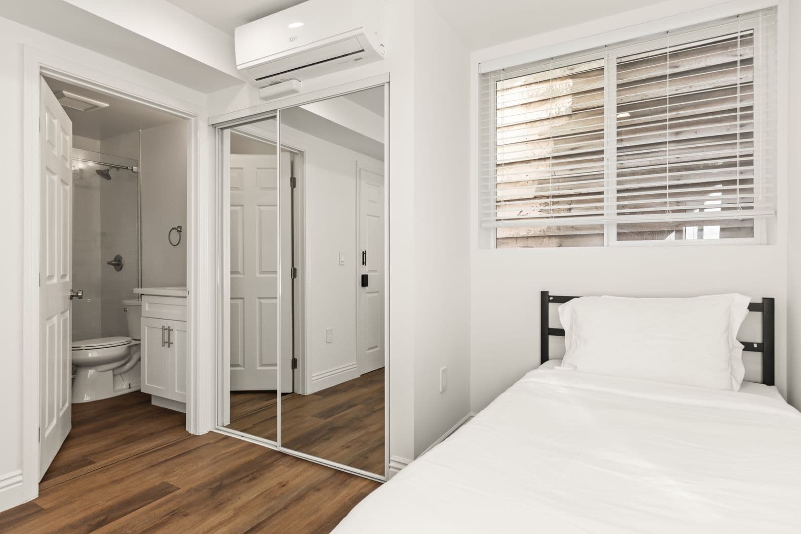 Los Angeles Apartment: 1711 Kelton Ave