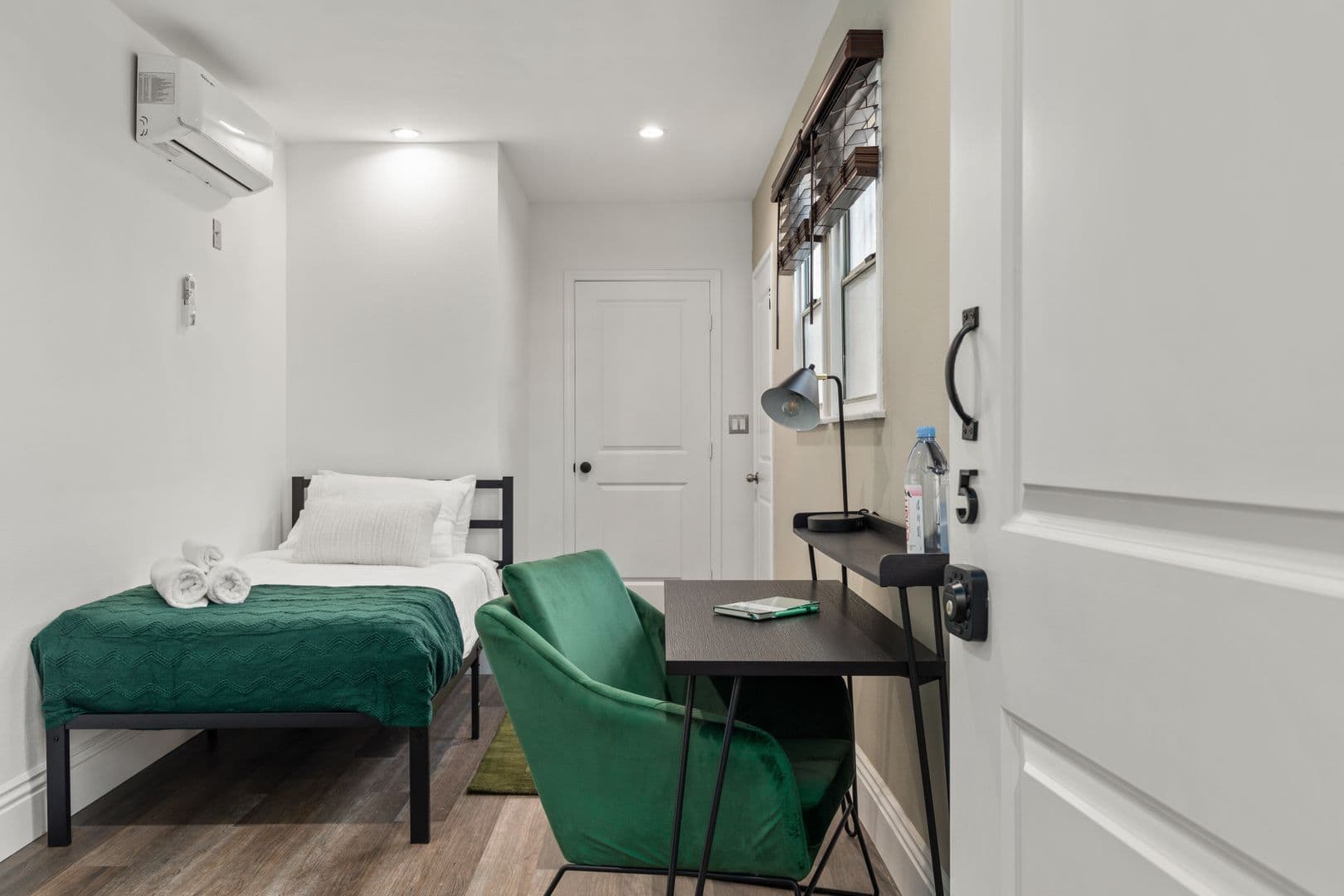 Los Angeles Apartment: 1517 Selby Ave